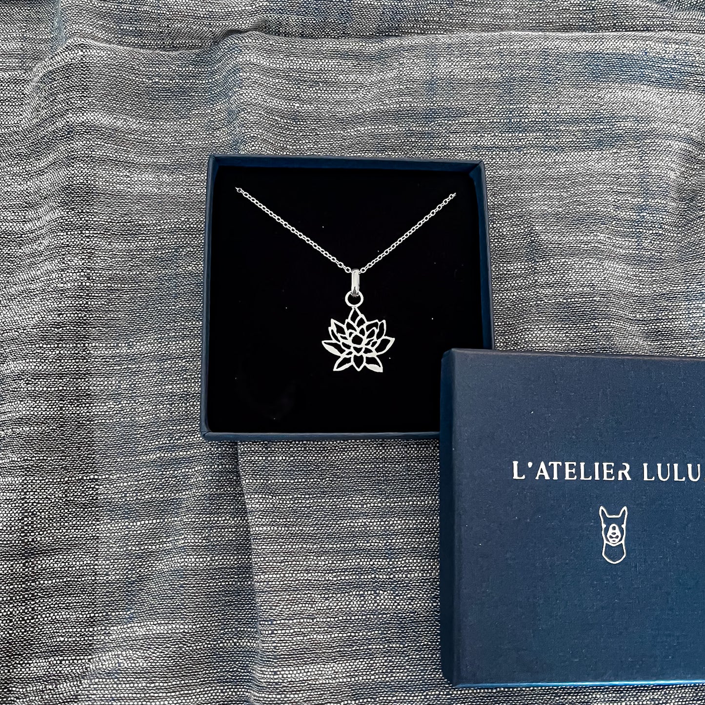 Collier Lotus +